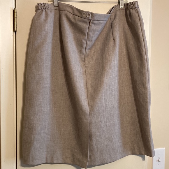 Tan/khaki skirt - Picture 2 of 4